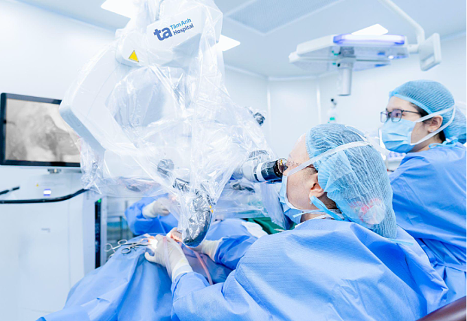 Giáo sư Thủy phẫu thuật cho chị Hà. Ảnh: Bệnh viện Đa khoa Tâm Anh