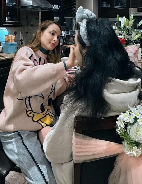 Diễm Hương trang điểm cho khách, hôm 28/12.