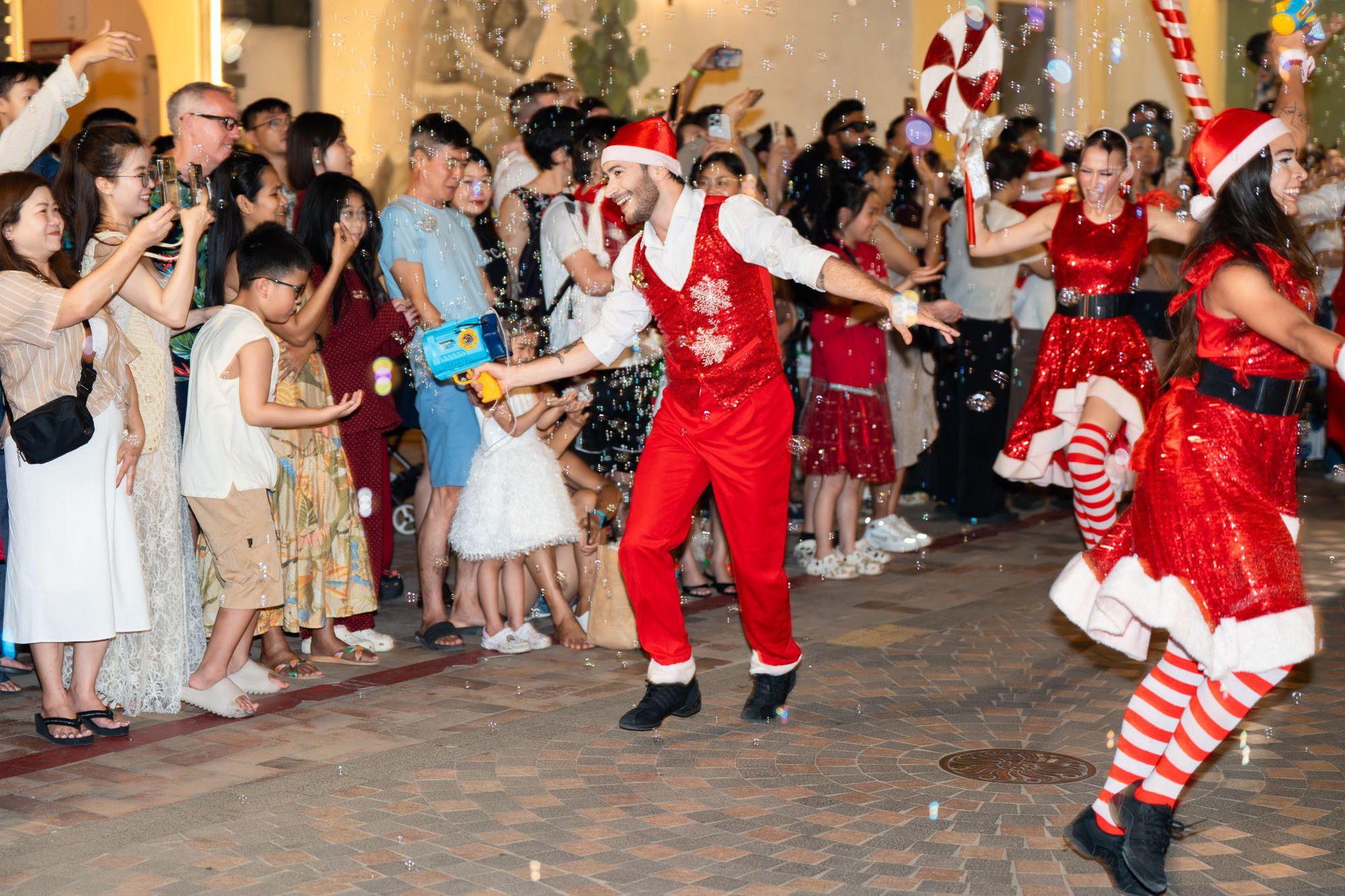 Thị trấn Hoàng Hôn – Phú Quốc bừng sáng mùa lễ hội: Điểm hẹn Countdown 2026 sôi động bậc nhất Việt Nam- Ảnh 1. Thị trấn Hoàng Hôn – Phú Quốc bừng sáng mùa lễ hội: Điểm hẹn Countdown 2026 sôi động bậc nhất Việt Nam- Ảnh 1.