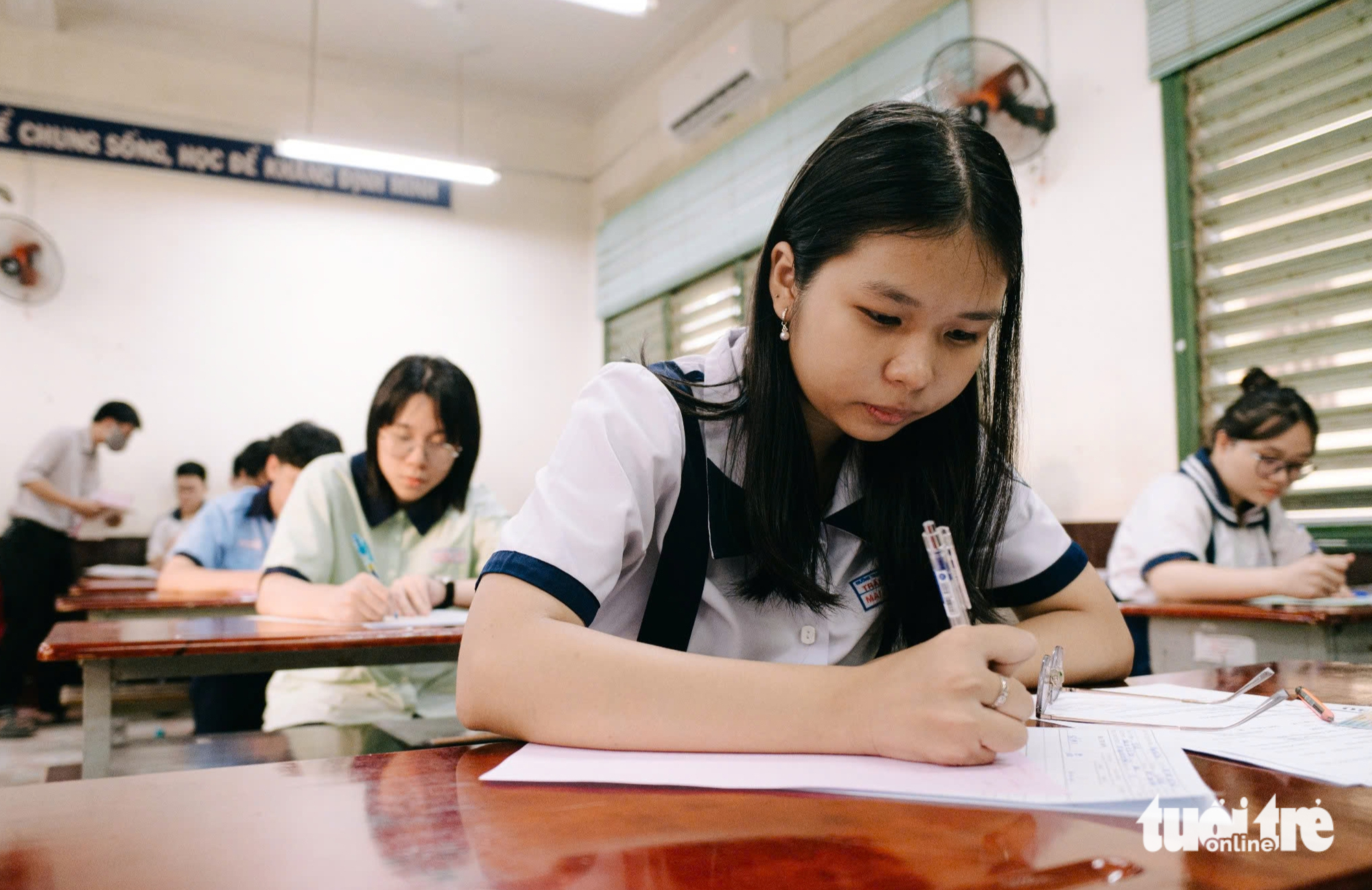 Điểm số luôn là áp lực thường trực trong suy nghĩ các em học sinh 1 học sinh - Ảnh 1.