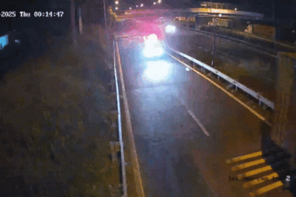 Điểm tuần: Xe cứu thương cháy rụi sau cú tông xe đầu kéo trên cao tốc - 1