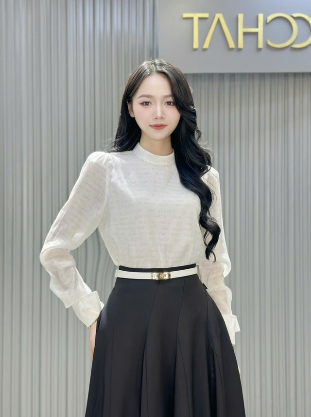 Diện áo cổ trụ để vừa thanh lịch, vừa khoe được thần thái sang chảnh- Ảnh 1. Diện áo cổ trụ để vừa thanh lịch, vừa khoe được thần thái sang chảnh- Ảnh 1.