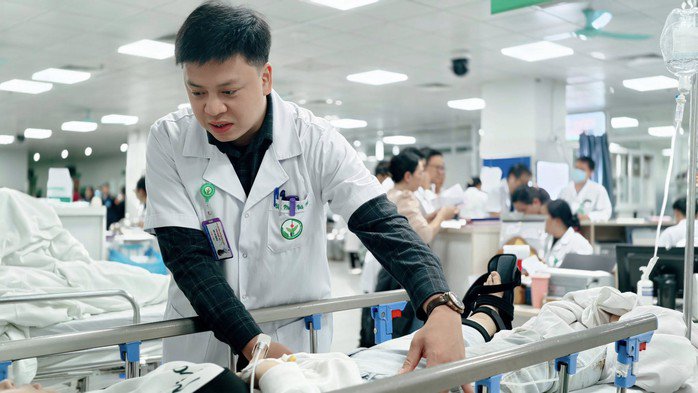 Bác sĩ thăm khám cho bệnh nhân trong vụ tai nạn lật xe khách ở Lào Cai. Ảnh: BVCC