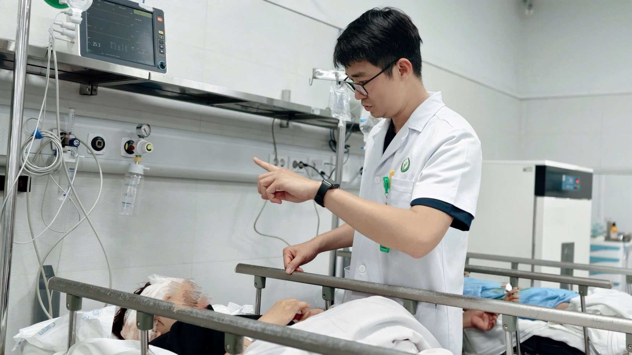 Vụ lật xe chở đoàn thiện nguyện tại Lào Cai: Diễn biến sức khỏe 9 bệnh nhân- Ảnh 1.