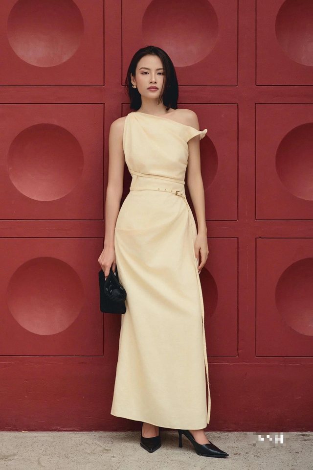 Diện đầm dài, khoác blazer chưa đủ, thêm thắt lưng mới thật sành điệu - Ảnh 1.