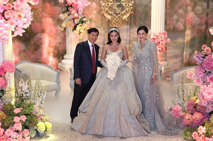 Diễn viên Thủy Tiên diện váy hơn 600 triệu đồng ở lễ cưới con gái 3 Cựu diễn viên Thủy Tiên bên chồng và con gái ở tiệc cưới. Ảnh: Quỳnh Trần