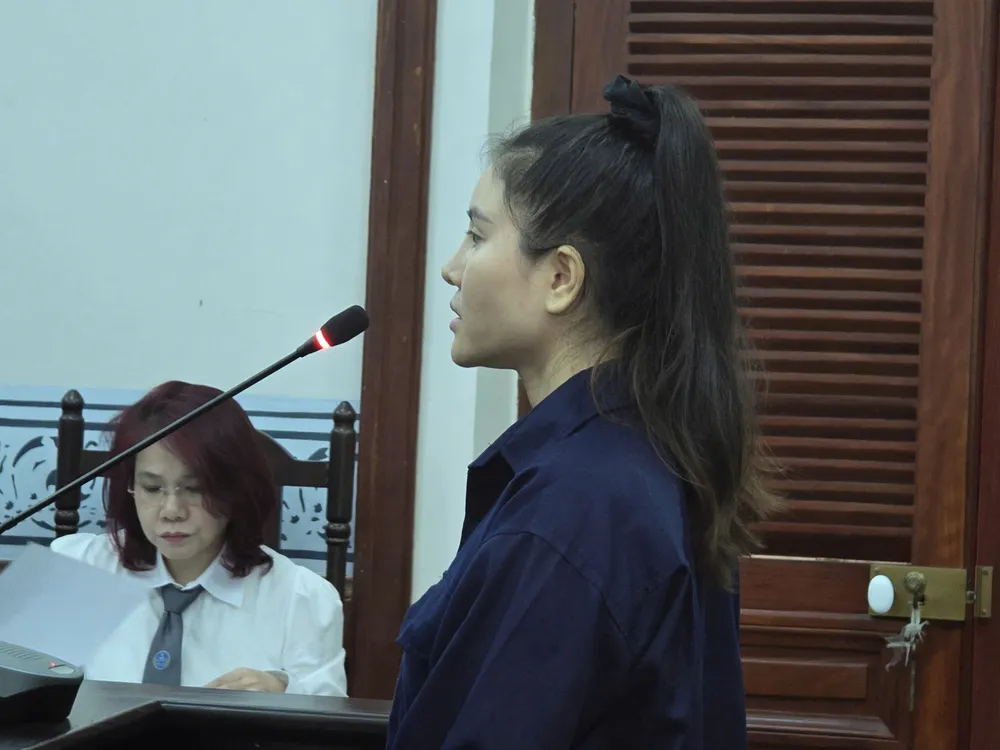 Bị cáo Đinh Thị Thanh Tuyền tại tòa. Ảnh: MX dieu-hanh-duong-day-moi-gioi-mai-dam-cuu-tiep-vien-hang-khong-lanh-4-nam-tu-2.jpg