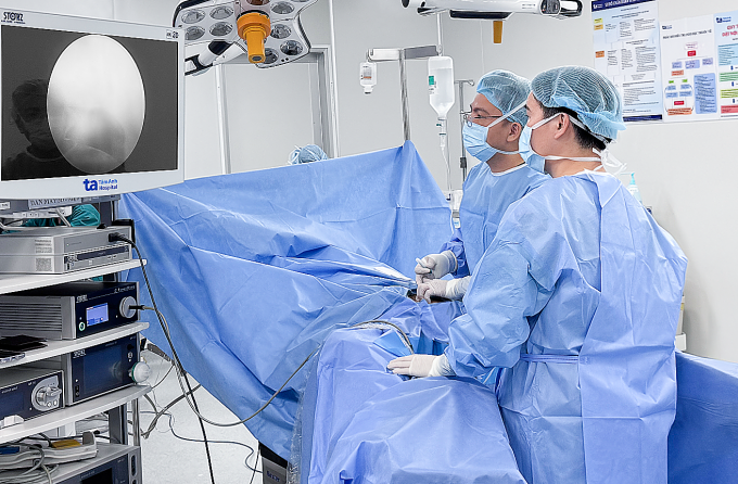 Êkíp bác sĩ thực hiện thủ thuật mở bàng quang ra da cho ông Kiên. Ảnh: Bệnh viện Đa khoa Tâm Anh