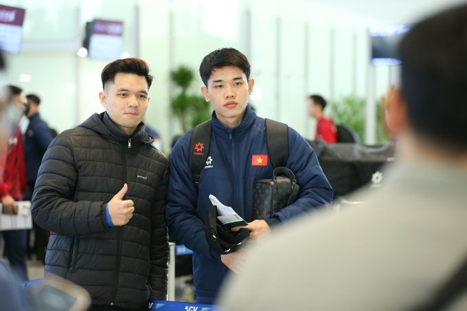 Tiền đạo Nguyễn Đình Bắc tại sân bay Nội Bài sáng 26/12/2025 sang Qatar chuẩn bị cho vòng chung kết U23 châu Á 2026 ở Arab Saudi. Ảnh: Hiếu Lương