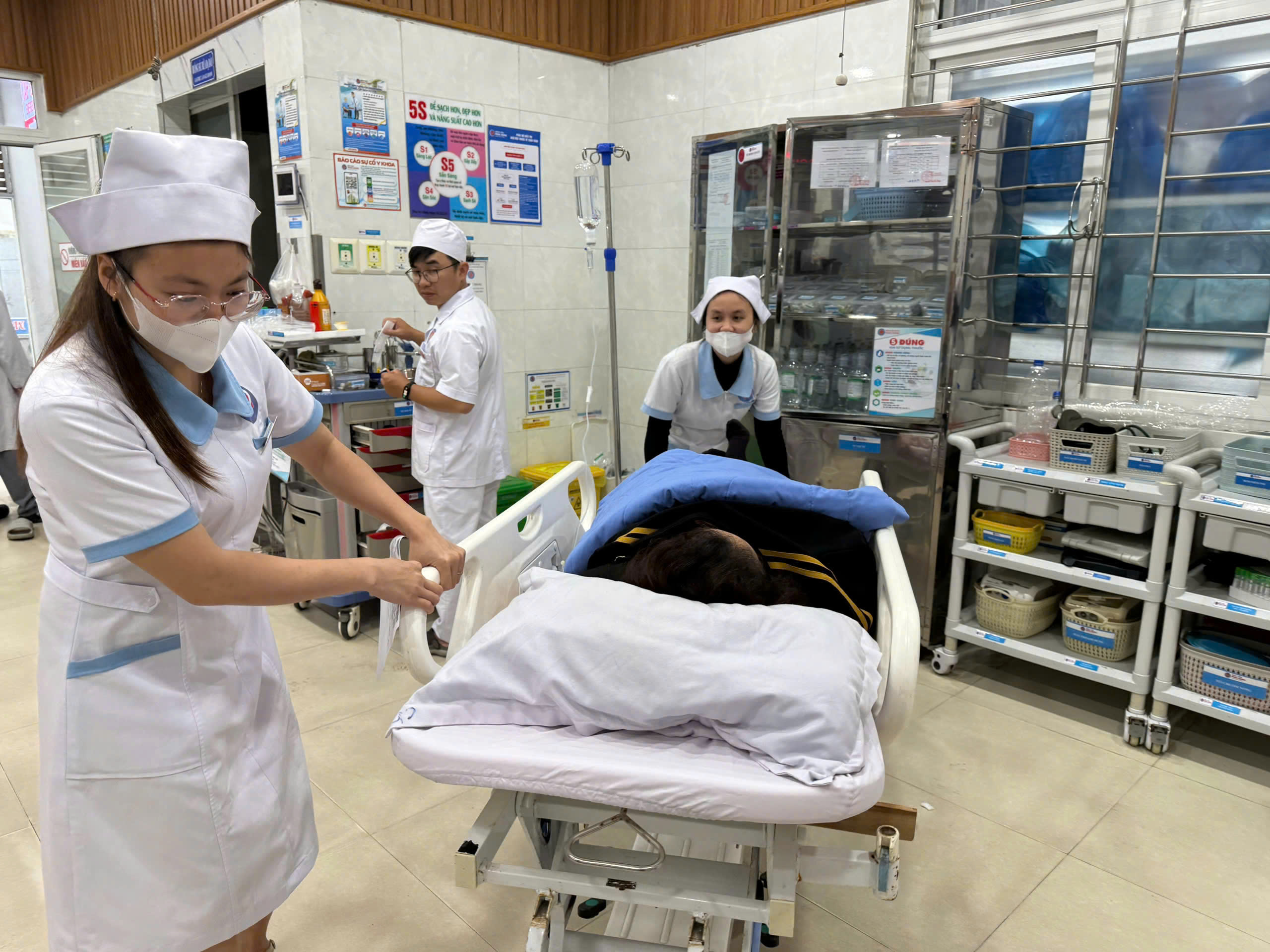 Đình chỉ cơ sở bánh mì Hồng Vân sau khi có 78 người nhập viện 1 Đình chỉ cơ sở bánh mì Hồng Vân sau khi có 78 người nhập viện - Ảnh 1.