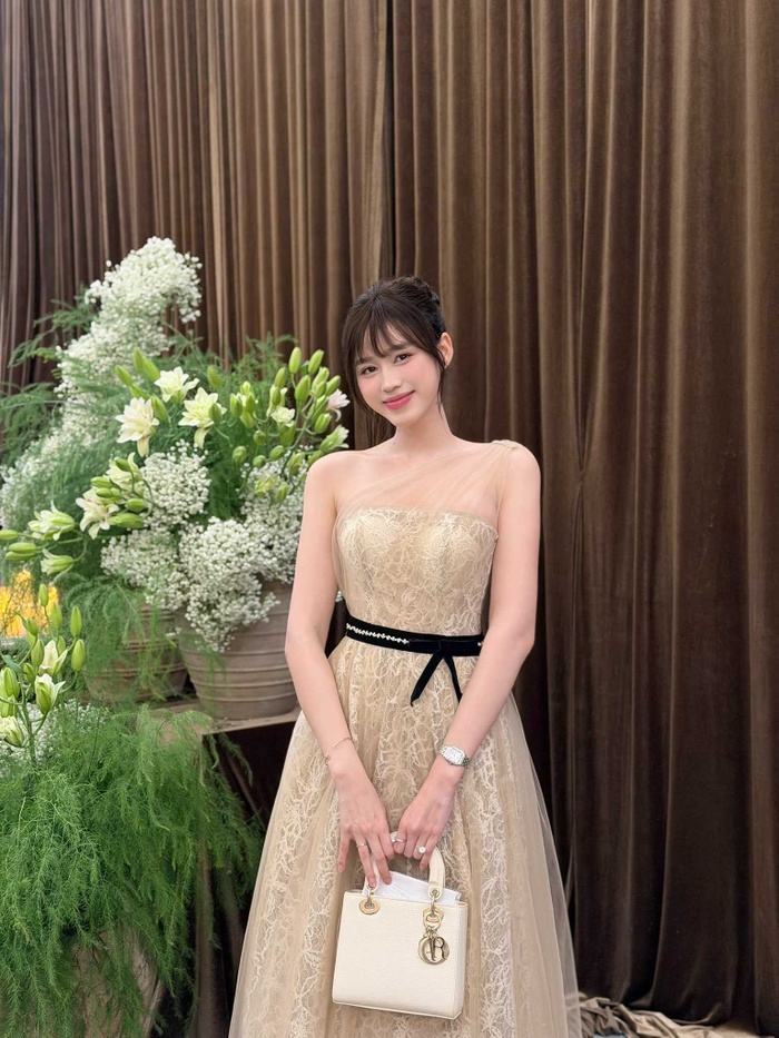 Đỗ Hà xách túi hiệu trăm triệu đi đám cưới