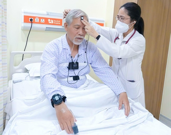 Bác sĩ Khuê (phải) gắn các thiết bị đo đa ký hô hấp cho ông Thắng. Ảnh: Bệnh viện Đa khoa Tâm Anh