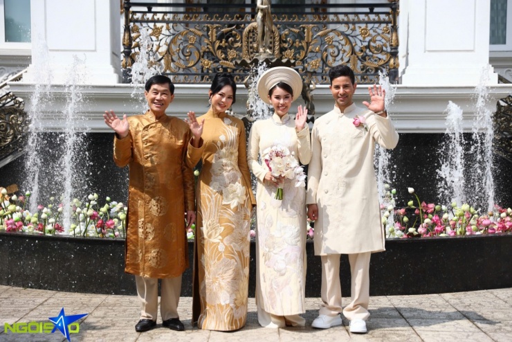 Đồ đôi vương giả của phu nhân và ái nữ nhà vua hàng hiệu 1 Hôm 7/12, vợ chồng nhà Johnathan Hạnh Nguyễn đưa con gái Tiên Nguyễn về nhà chồng. Trong ngày trọng đại, doanh nhân Thủy Tiên và con gái cùng diện áo dài do NTK Minh Hạnh thiết kế riêng. Được làm từ sợi tơ sen quý hiếm với trình độ thủ công cao, hai mẫu áo dài lấy hình ảnh hoa sen làm chủ đạo, thể hiện việc luôn hướng đến giá trị truyền thống của nhà 'vua hàng hiệu'.