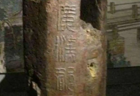 Thả lưới trên sông, người đàn ông run rẩy khi vớt trúng “trụ sắt gỉ” nặng 90kg, chuyên gia xem xong phán: “Đó là báu vật hơn 1.000 tỷ đồng”- Ảnh 1.