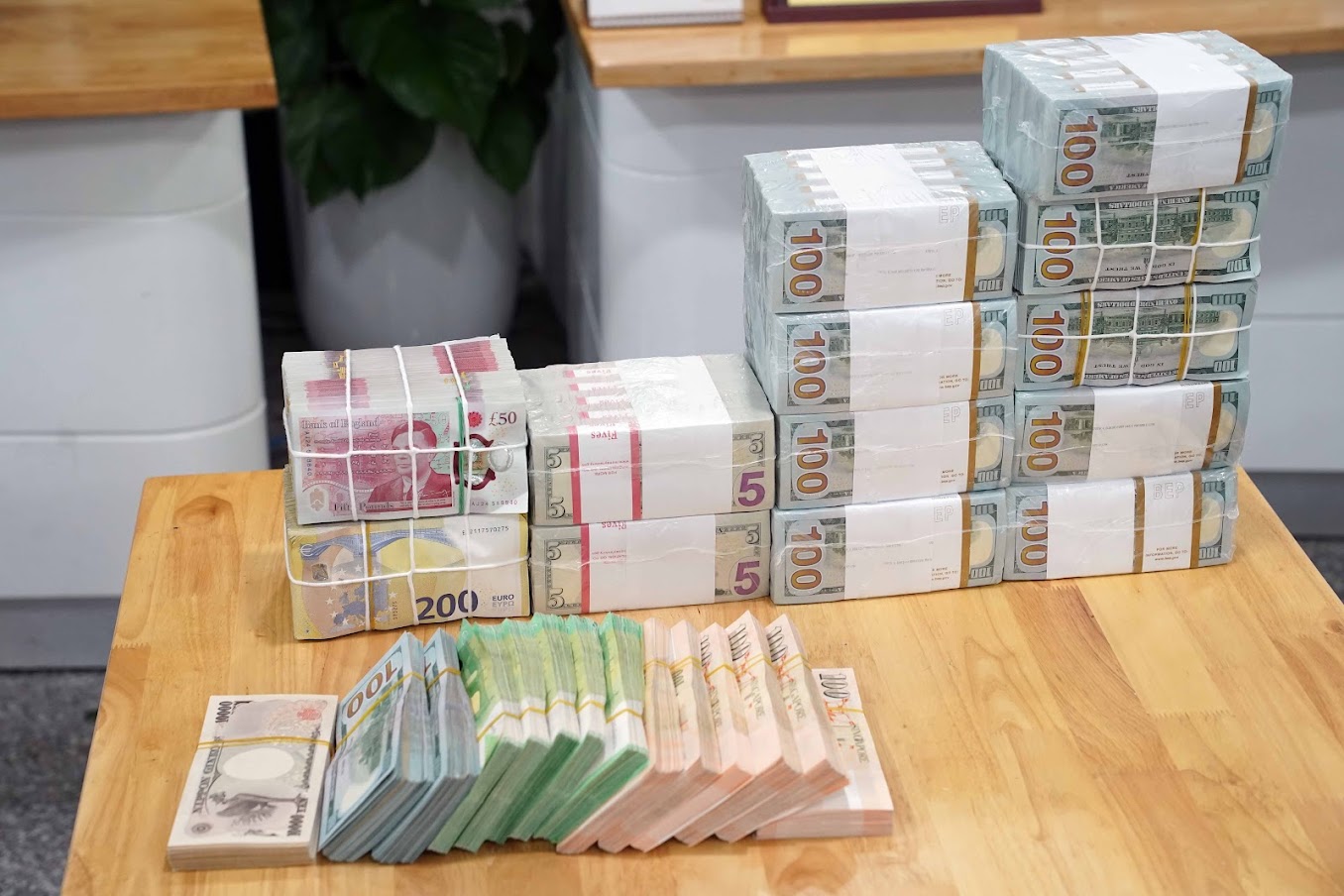 Doanh nghiệp bán ngoại tệ cho ngân hàng không phải lập hóa đơn- Ảnh 1.