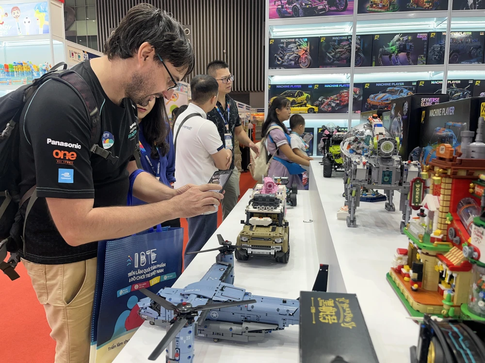 Khách tham quan tại triển lãm. Ảnh: TÚ UYÊN đồ gia dụng.jpg