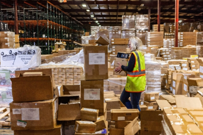 Nhân viên một công ty giao hàng ở Mỹ. Ảnh: Techxplore