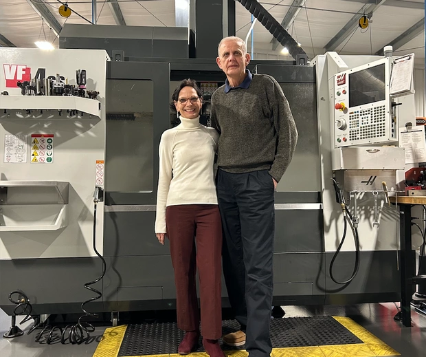 Shirley Modlin (trái) và David Modlin, chủ sở hữu công ty ở Virginia. Ảnh: CBS News