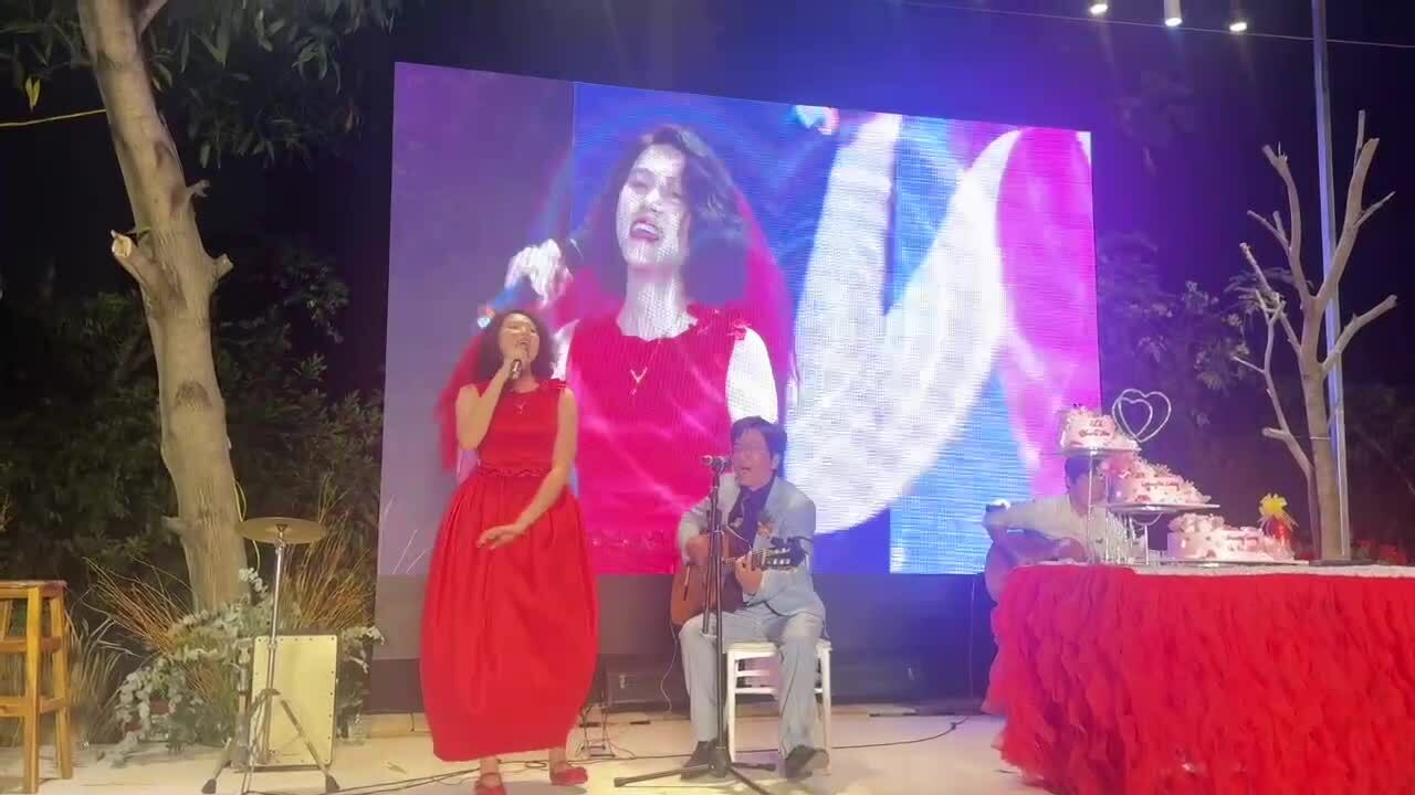 Hoàng Trang, Nguyễn Đông hát "Để gió đưa vào lãng quên"