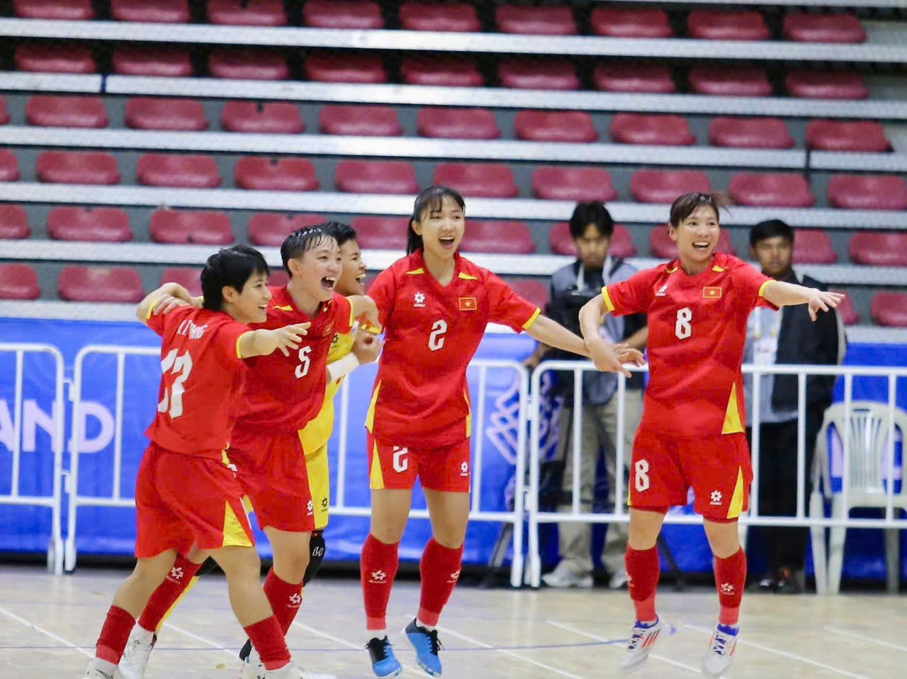 Đội tuyển futsal nữ Việt Nam lần đầu vô địch SEA Games - Ảnh 1. Đội tuyển futsal nữ Việt Nam lần đầu vô địch SEA Games - Ảnh 1.