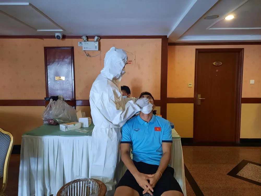 BS Dương Tiến Cần tình nguyện ở lại Campuchia chăm sóc cho các cầu thủ dương tính với COVID-19. ẢNH: HỒNG PHƯƠNG