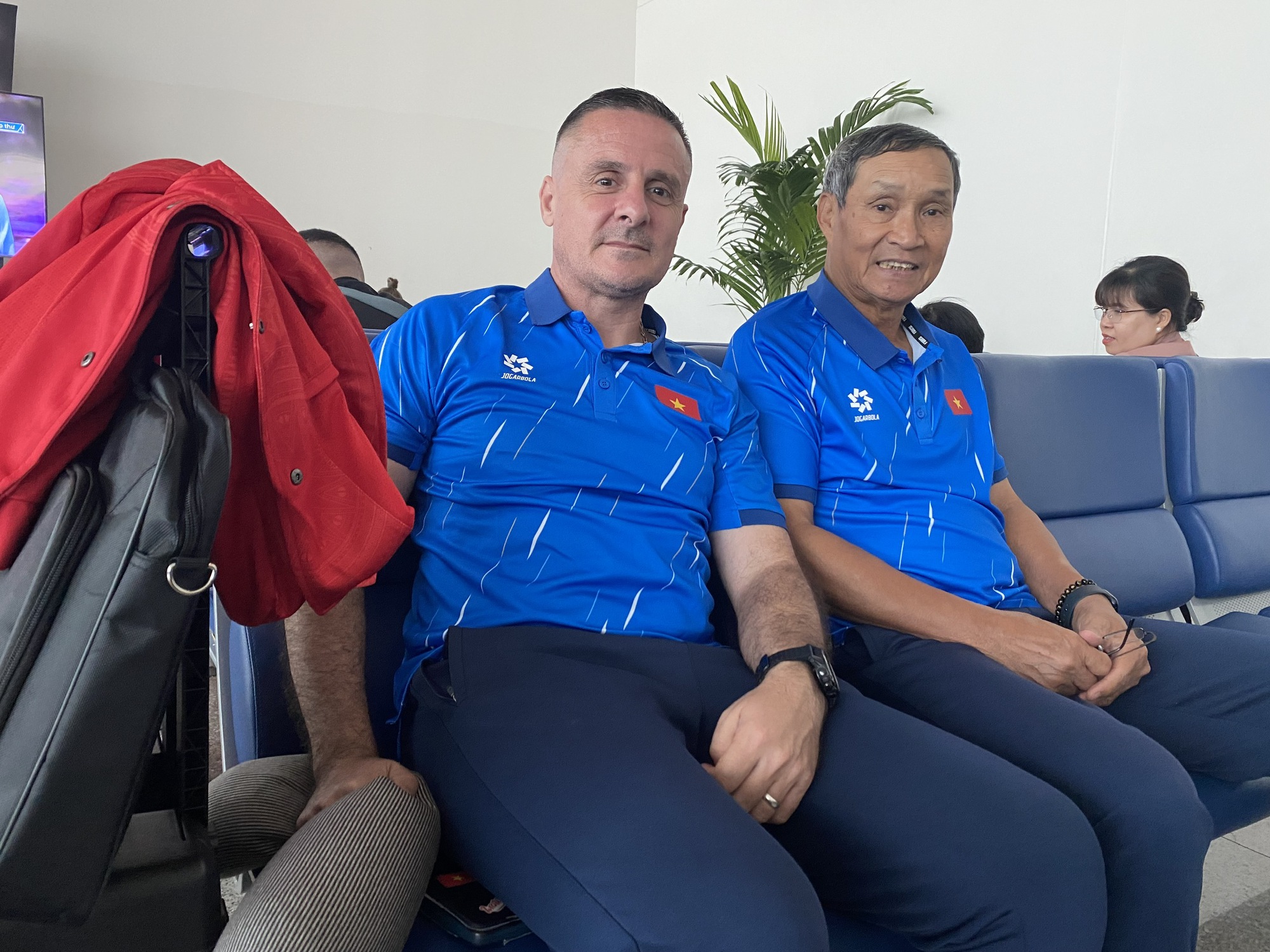 Đội tuyển nữ Việt Nam tươi rói, nối tiếp U.23 sang Thái Lan chinh phục HCV SEA Games 33- Ảnh 1.