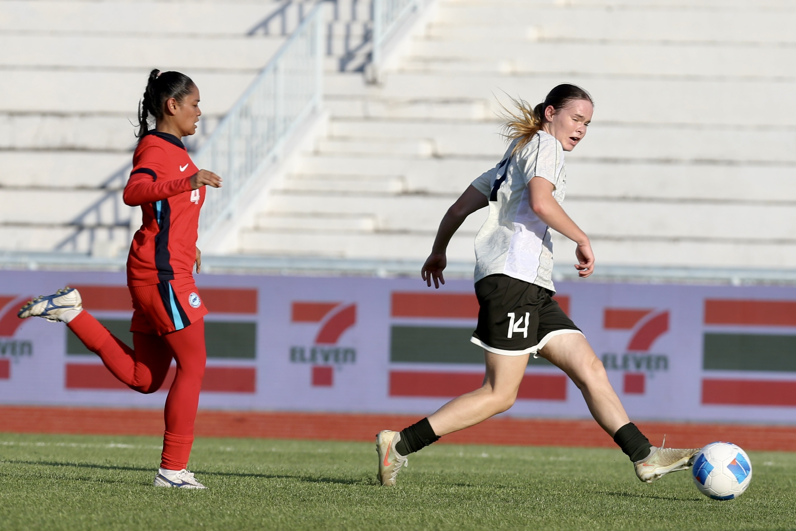 Đội tuyển nữ Việt Nam ‘bé xíu’ đấu ‘ngoại binh khổng lồ’ gần 1,90 m của Indonesia: Phải tính kế! - Ảnh 1. Đội tuyển nữ Việt Nam ‘bé xíu’ đấu ‘ngoại binh khổng lồ’ gần 1,90 m của Indonesia: Phải tính kế! - Ảnh 1.