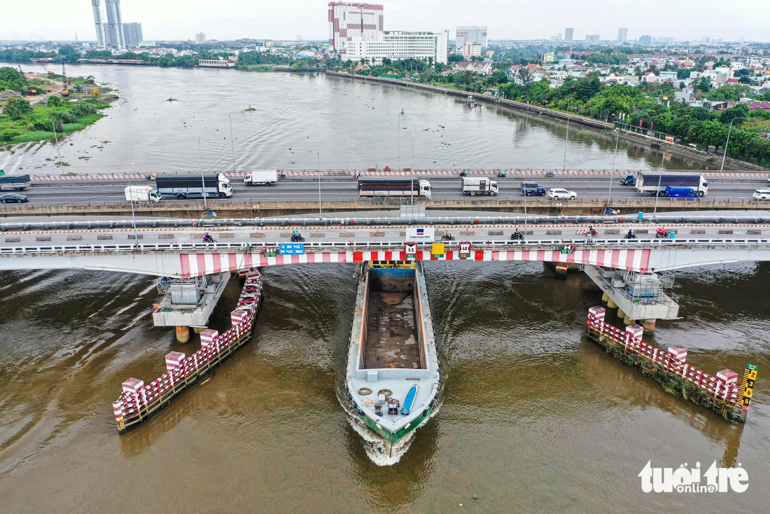 Đội ‘thần đèn’ hoàn tất nhấc cầu Bình Phước 1 nặng 9.000 tấn lên thêm 1,25m 1 Cầu Bình Phước 1 - Ảnh 1.