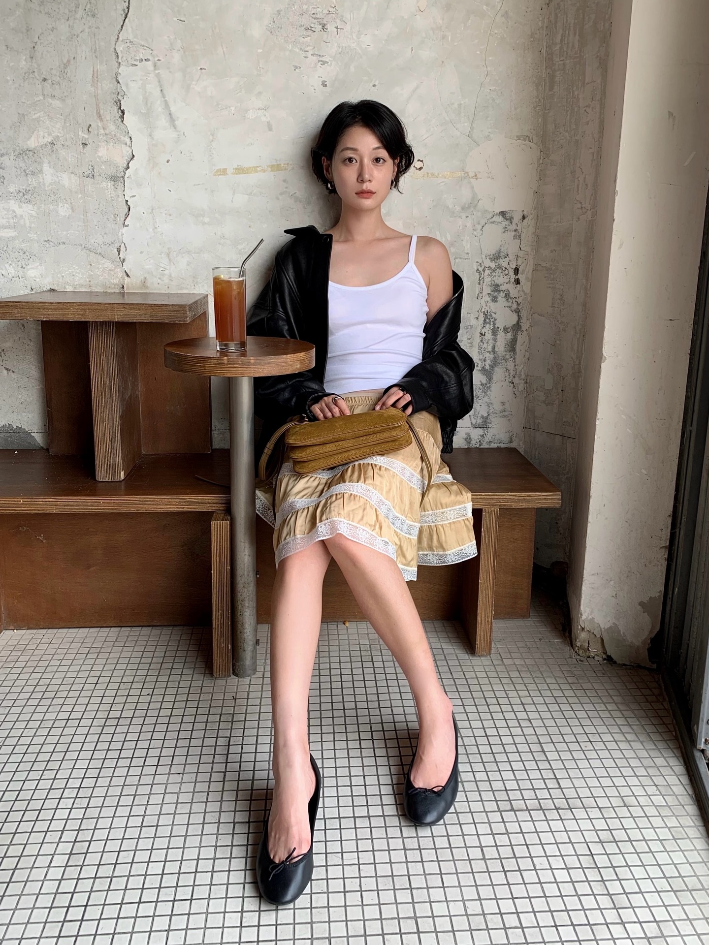 Dọn tủ đồ cuối năm chỉ cần giữ lại đúng 3 đôi giày bệt giúp cả outfit thêm sang trọng - Ảnh 4.