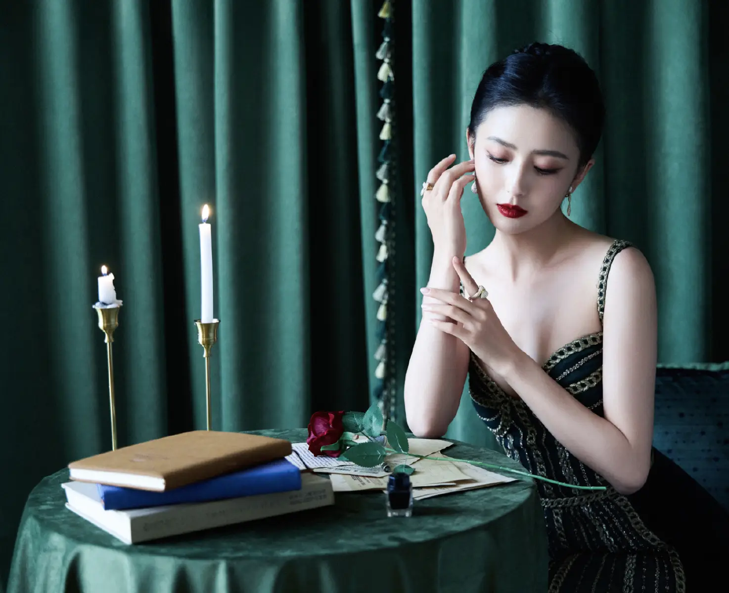 Đồng Lệ Á tỏa sáng trong sắc xanh rừng già , đọ sắc cùng Vương phi Kate - Ảnh 1.