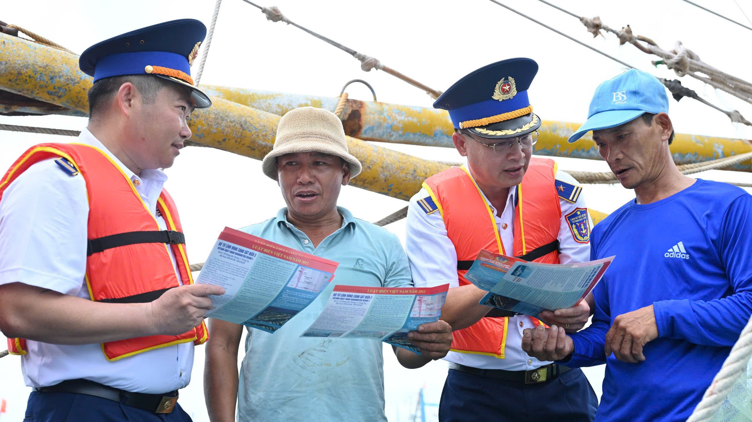 Đồng hành với ngư dân bám biển- Ảnh 1. Đồng hành với ngư dân bám biển- Ảnh 1.