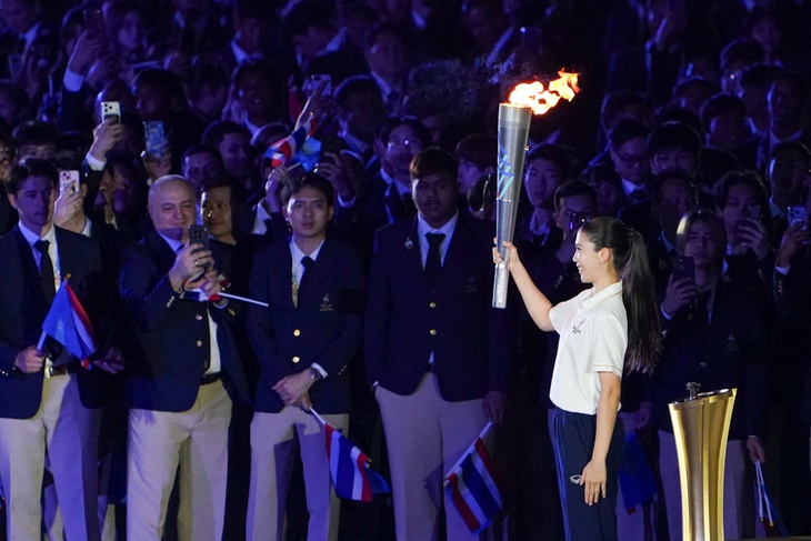 Đồng loạt vỗ tay khi nữ võ sĩ taekwondo đẳng cấp thế giới châm đuốc SEA Games 33 1 Taekwondo - Ảnh 1.