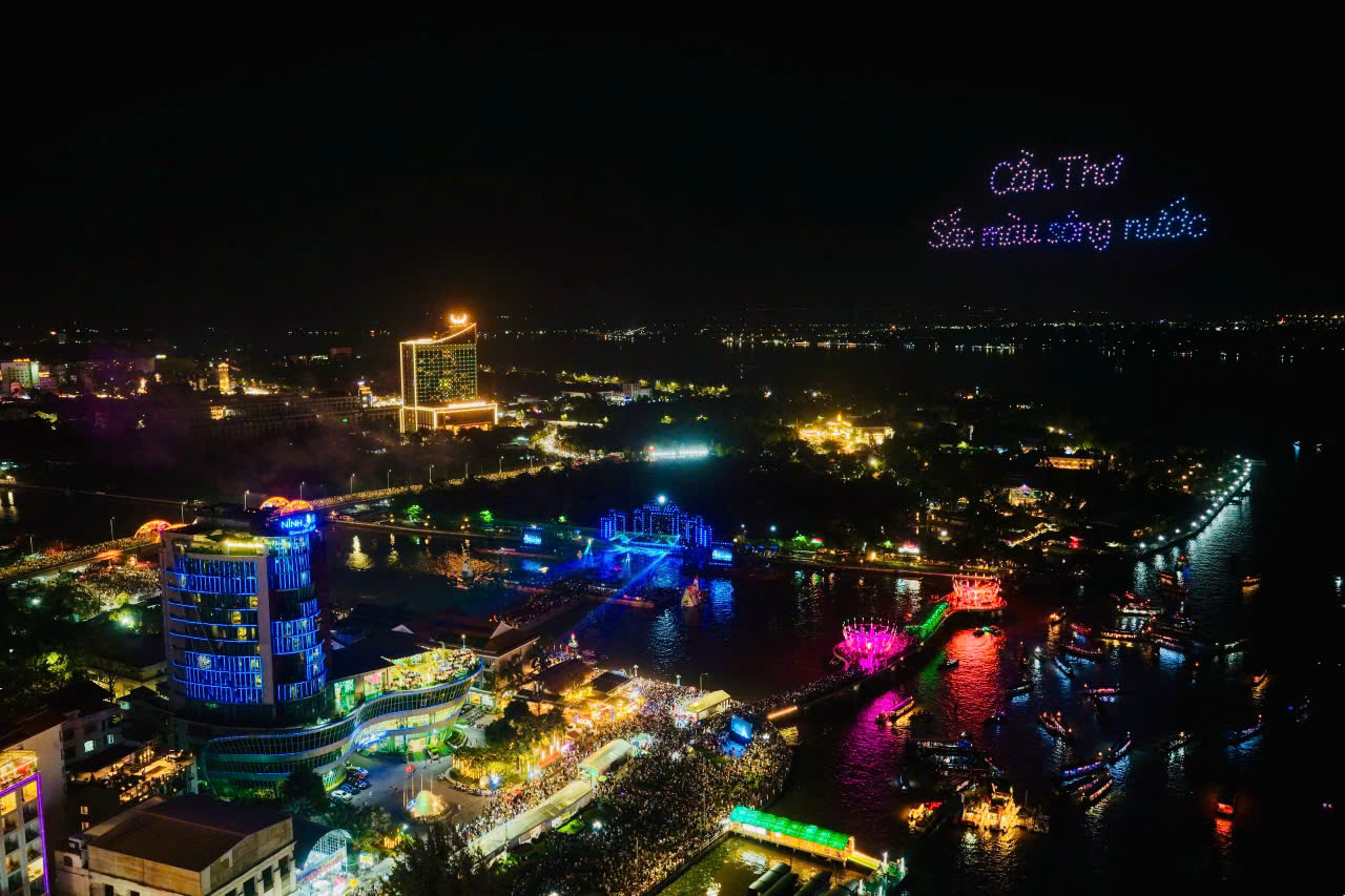 Đông nghịt người xem khai mạc lễ hội văn hóa sông nước Cần Thơ- Ảnh 1.