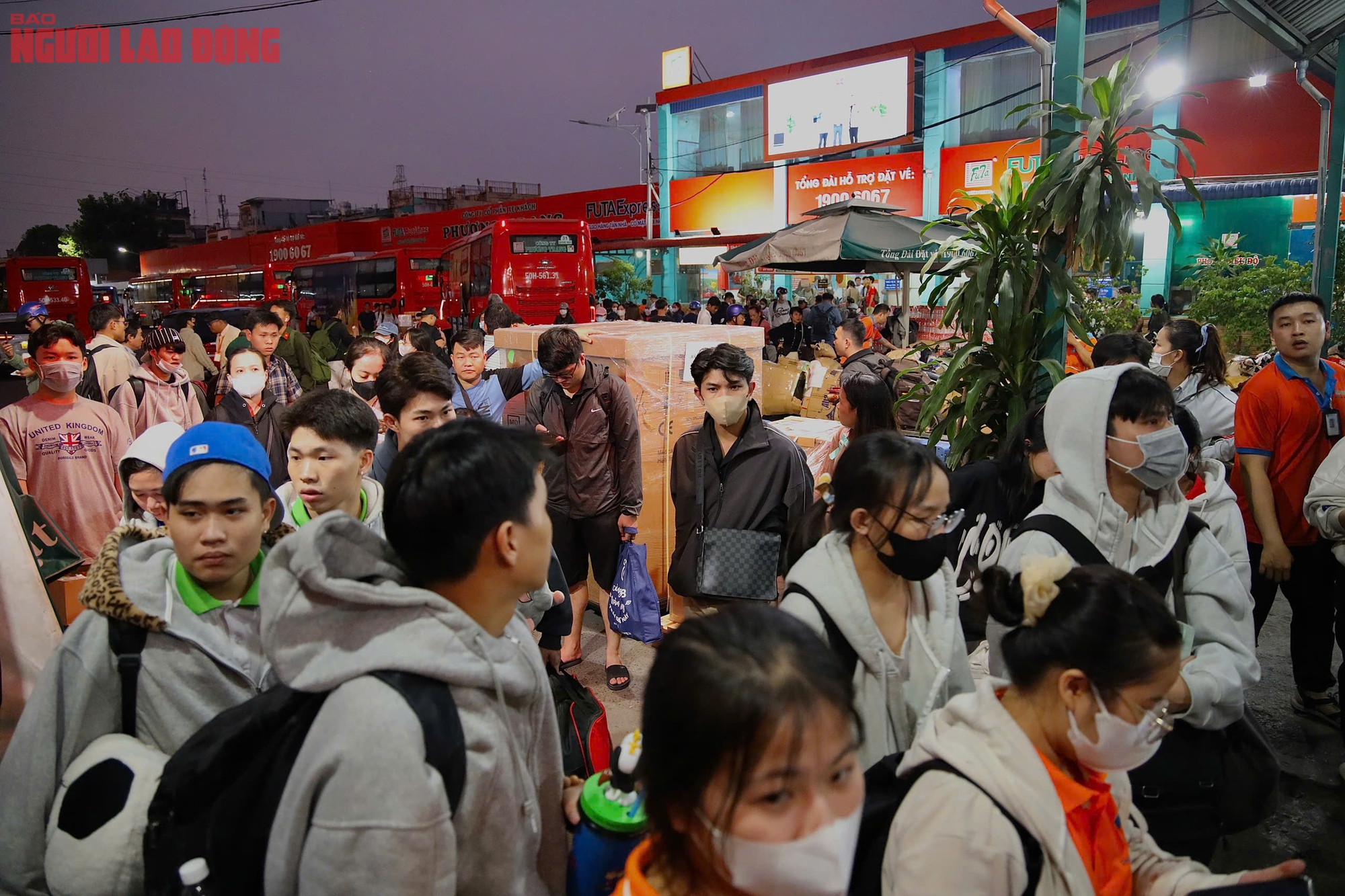 Dòng người ùn ùn rời TPHCM trước Tết Dương lịch - Ảnh 1.