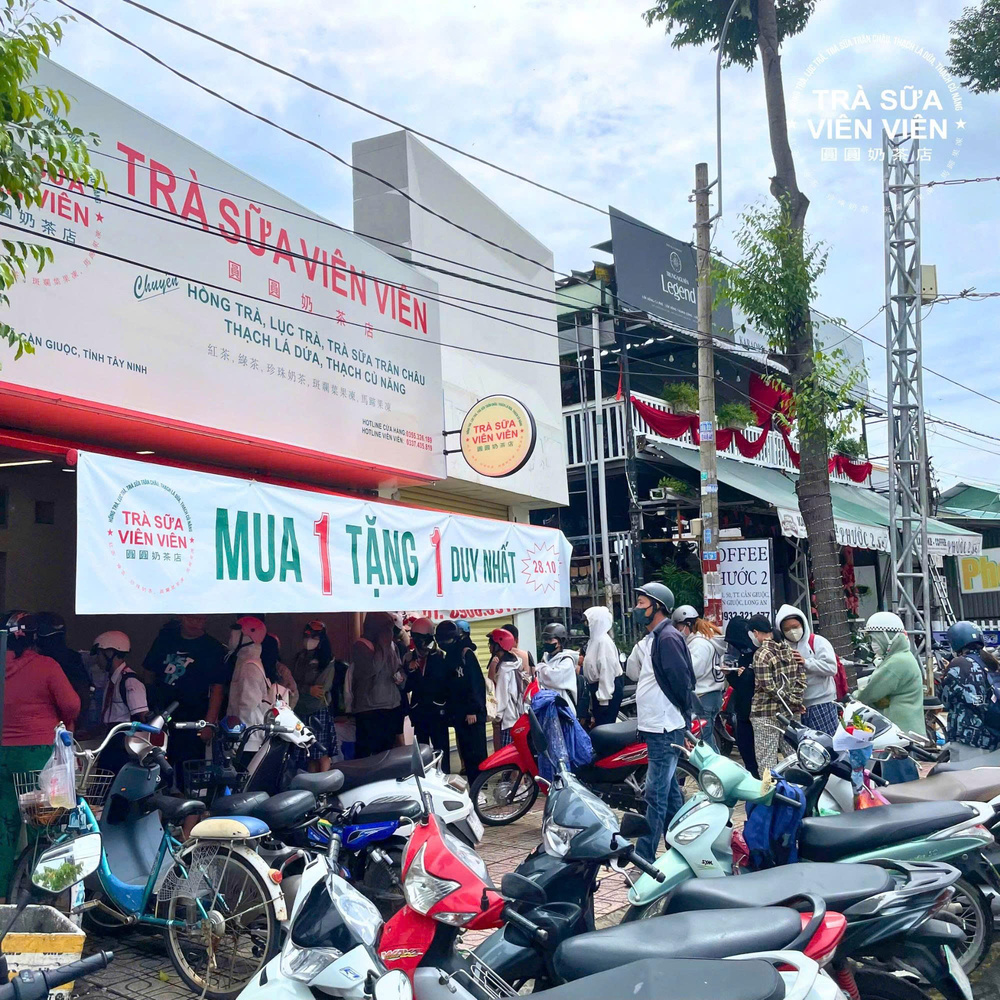 Dòng người xếp hàng mua trà sữa với giá chỉ từ 7.000 đồng 1 Dong nguoi xep hang mua tra sua voi gia chi