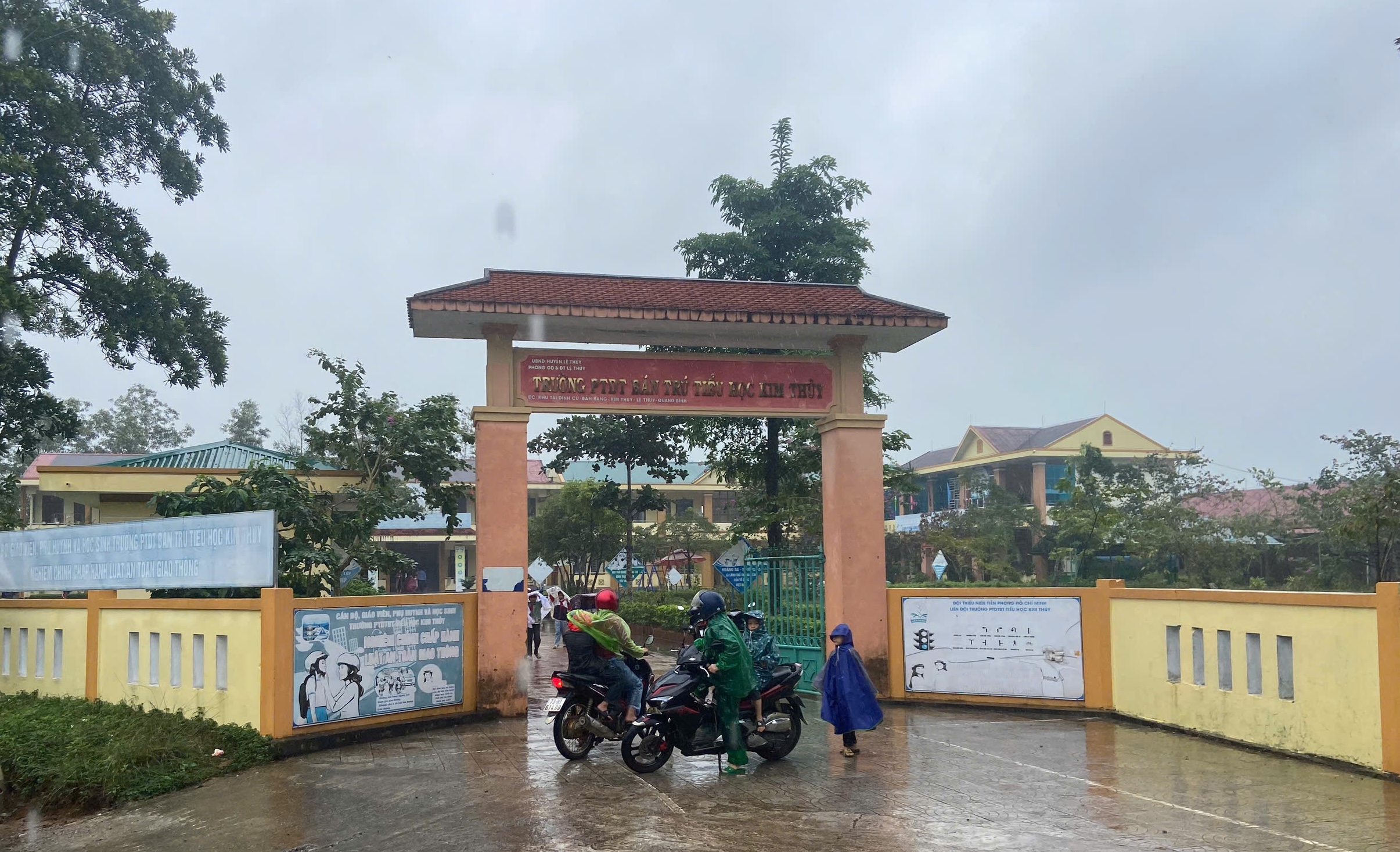 Động thái của phụ huynh sau khi Phó Hiệu trưởng Đỗ Thị Hồng Huế bị cách chức 1 Động thái bất ngờ của phụ huynh sau khi Phó Hiệu trưởng Đỗ Thị Hồng Huế bị cách chức - Ảnh 1.