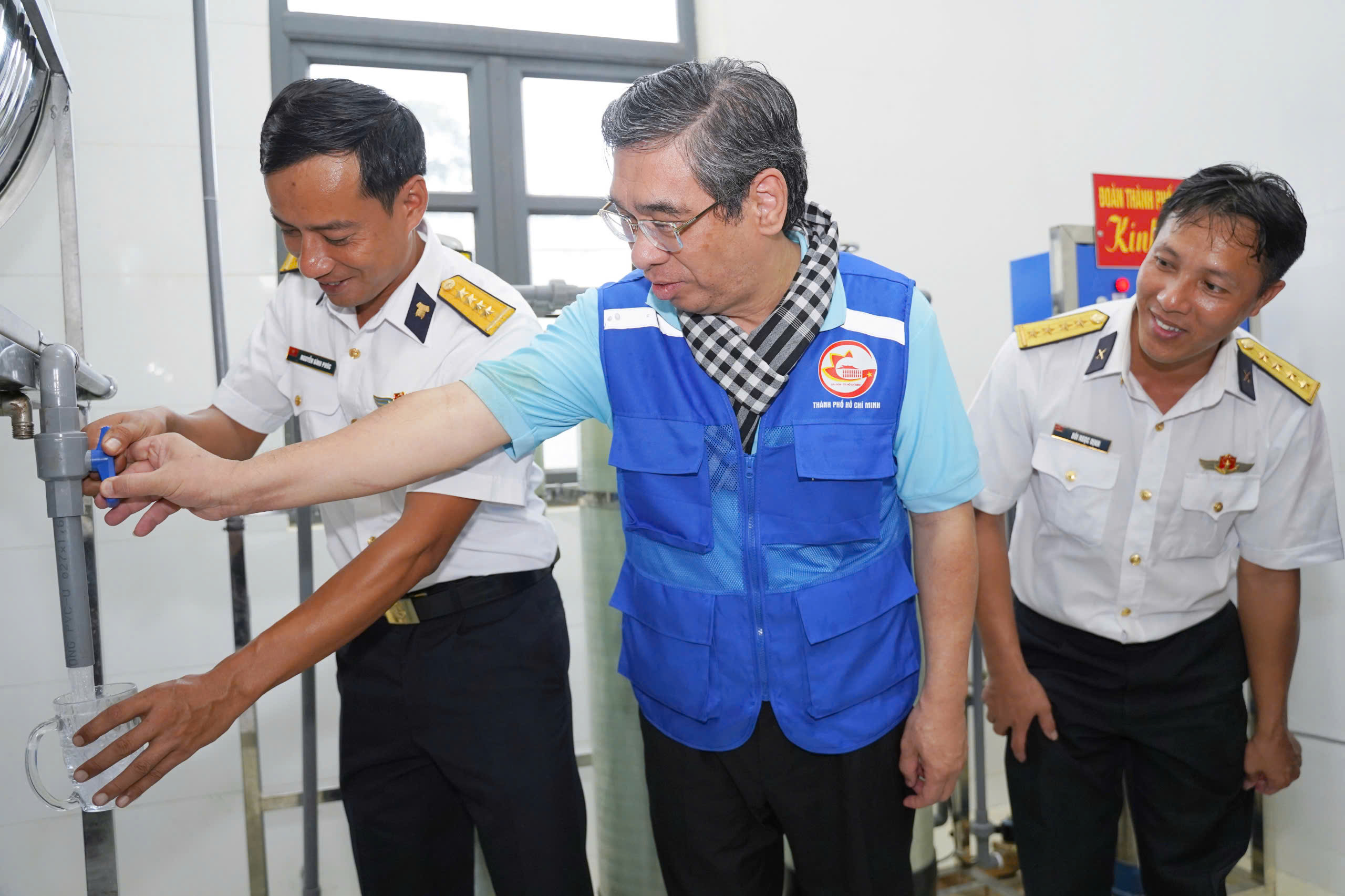 NGHĨA TÌNH TP HCM, VÌ BIỂN ĐẢO THÂN YÊU (*): Động viên kịp thời, chiến sĩ vững tin- Ảnh 1. NGHĨA TÌNH TP HCM, VÌ BIỂN ĐẢO THÂN YÊU (*): Động viên kịp thời, chiến sĩ vững tin- Ảnh 1.