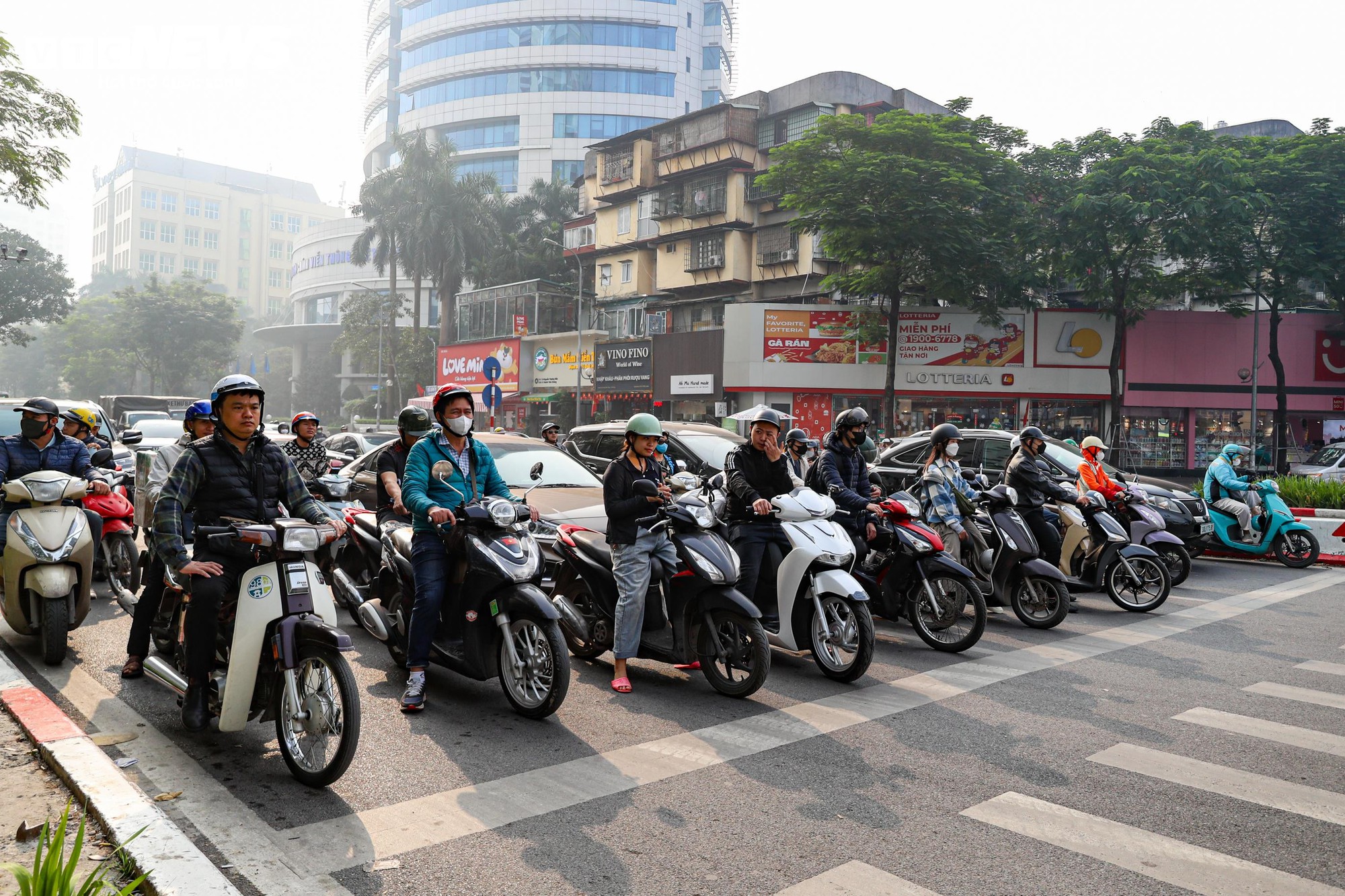 Dòng xe dừng 'thẳng như kẻ chỉ' chờ đèn đỏ trên tuyến phố Hà Nội lắp camera AI- Ảnh 3.