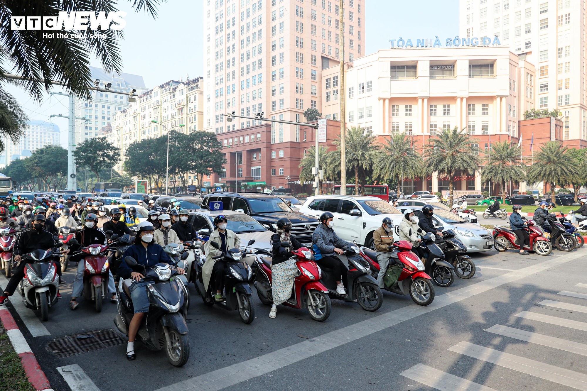 Dòng xe dừng 'thẳng như kẻ chỉ' chờ đèn đỏ trên tuyến phố Hà Nội lắp camera AI- Ảnh 1.