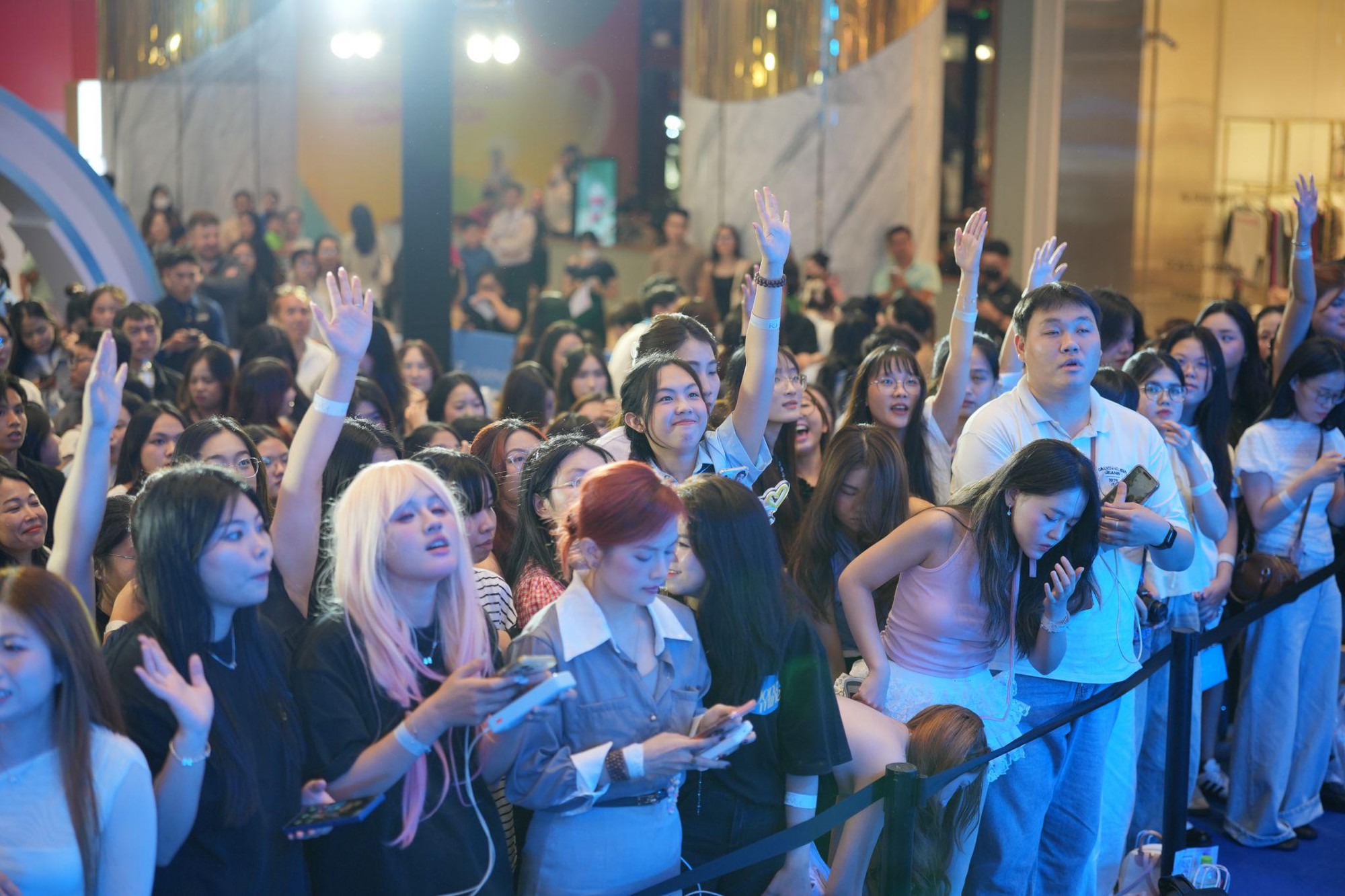 Dopamine xếp hàng dài trong ngày mở bán bộ sưu tập FOREVER- Ảnh 1. Dopamine xếp hàng dài trong ngày mở bán bộ sưu tập FOREVER- Ảnh 1.