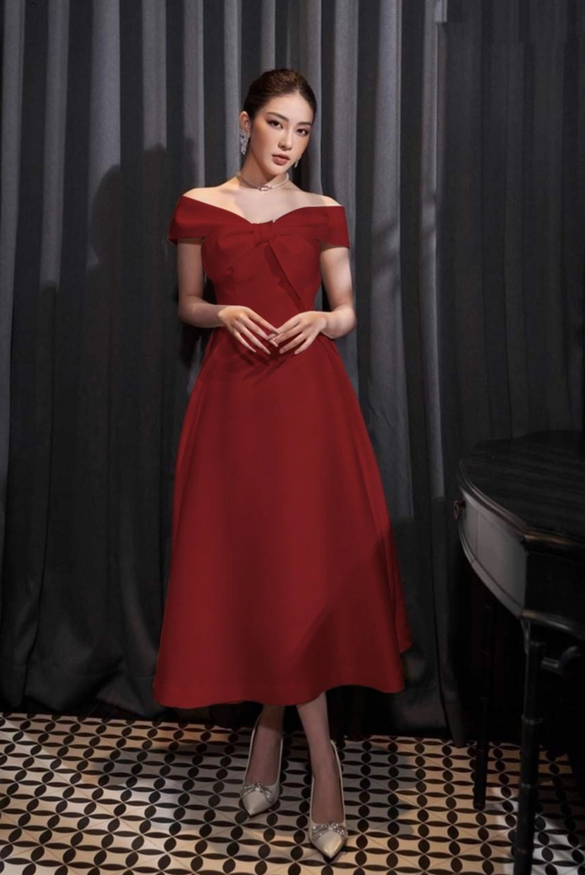 'Đốt cháy' mọi ánh nhìn trong mùa tiệc cuối năm với trang phục sắc đỏ sang trọng- Ảnh 1. 'Đốt cháy' mọi ánh nhìn trong mùa tiệc cuối năm với trang phục sắc đỏ sang trọng- Ảnh 1.
