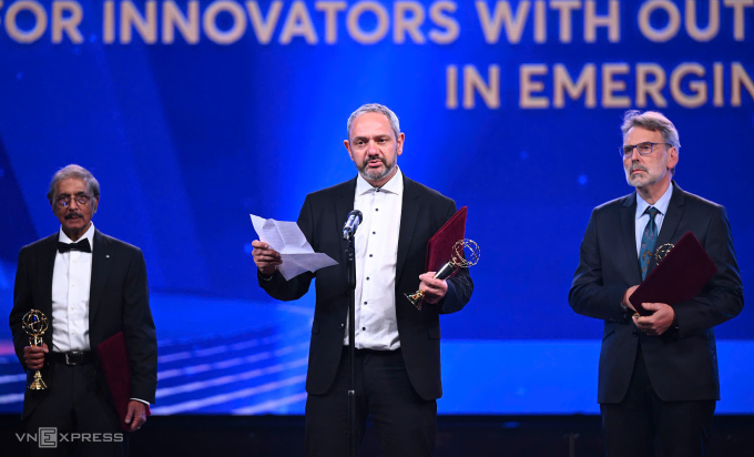 TS Khanday phát biểu trong đêm nhận giải tại Hà Nội. Ảnh: Giang Huy