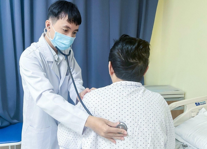 Bác sĩ Luân khám cho bệnh nhân trước lúc xuất viện. Ảnh: Hạ Vũ