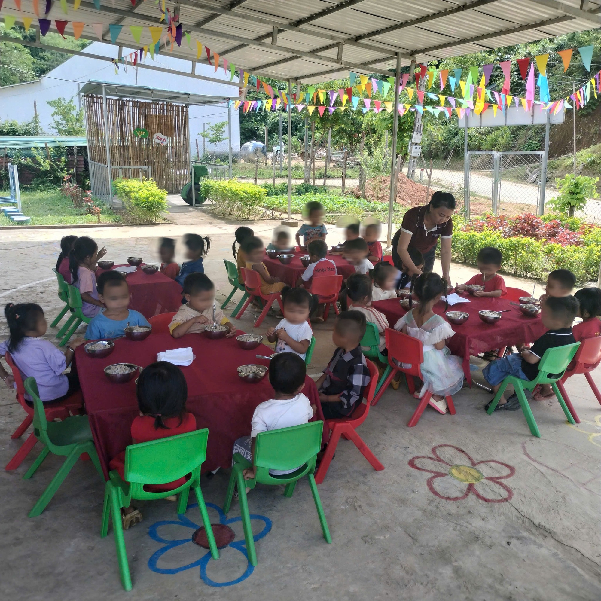 Dự án “Nuôi em - Nghệ An”: Thực hiện trực tiếp với trường, không qua Sở GD-ĐT 1 Dự án “Nuôi em - Nghệ An”: Thực hiện trực tiếp với trường, không qua Sở GD-ĐT - Ảnh 1.