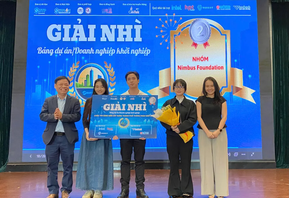 Dự án làm than nén từ vỏ tỏi giành giải nhì. Ảnh: BTC du-an_toi.jpg