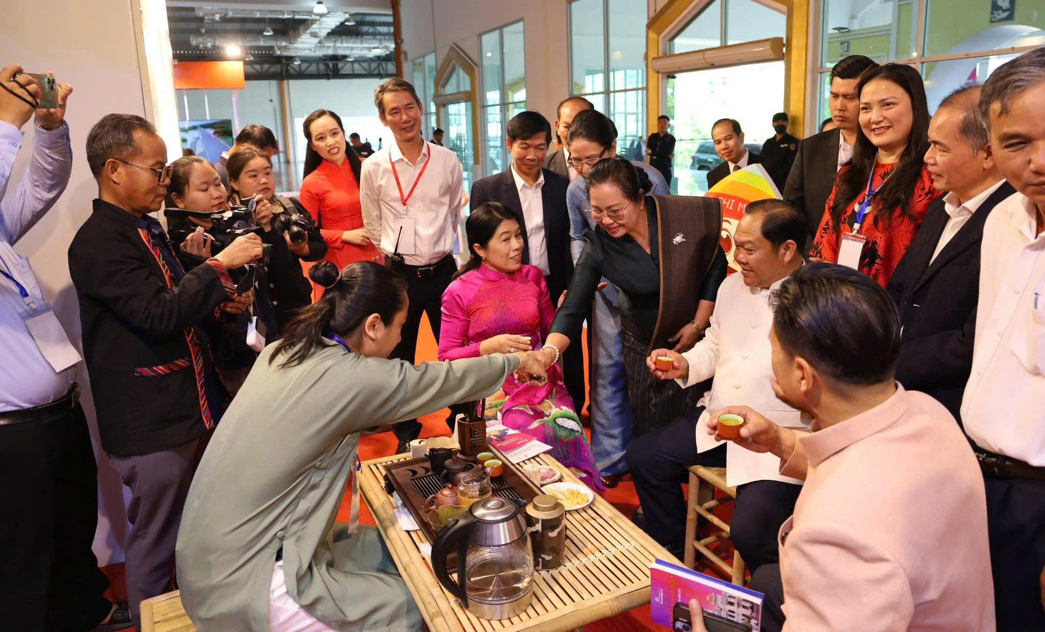 Việt - Lào - Ảnh 1.