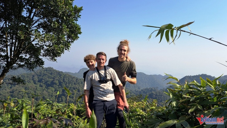 Du khách băng rừng vượt suối 5 tiếng, vỡ òa trước cảnh trên nóc nhà Cúc Phương 1 Đỉnh Mây Bạc nằm trên độ cao 648m, được mệnh danh là "nóc nhà" Cúc Phương. Ảnh: CP