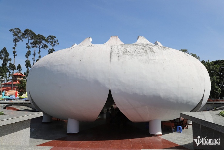 Du khách bật khóc khi đến di tích lưu giữ ký ức đặc biệt ở vùng biên giới 1 Di tích lịch sử cấp quốc gia nhà mồ Ba Chúc - nơi lưu giữ những chứng tích phơi bày tội ác của Pol Pot