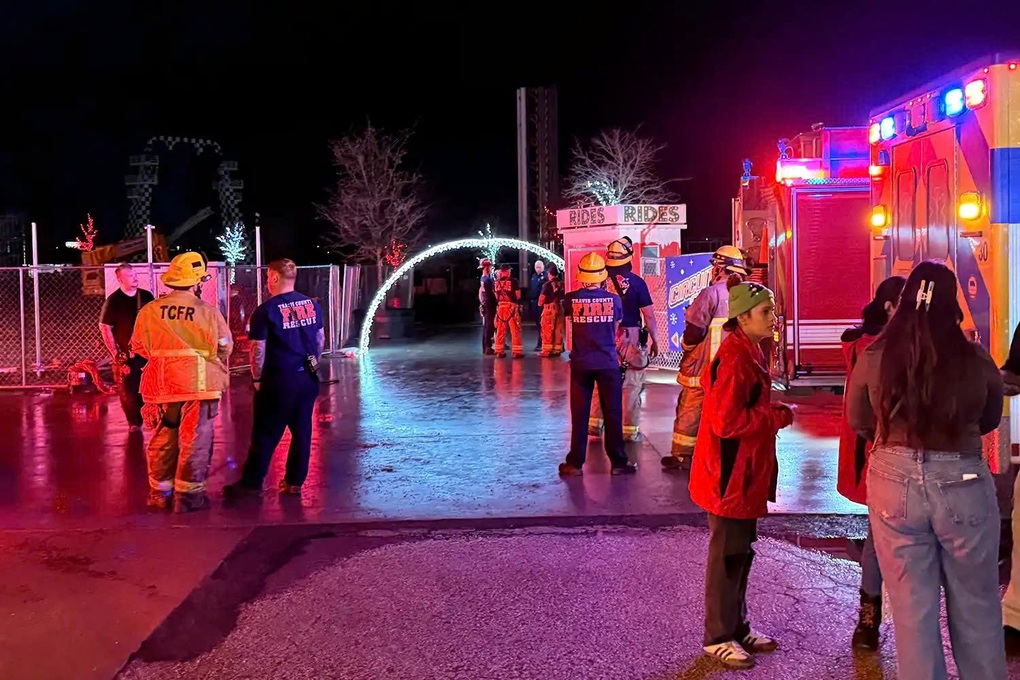 Du khách kể phút kinh hoàng khi bị treo úp ở độ cao 40m trên tàu lượn - 2