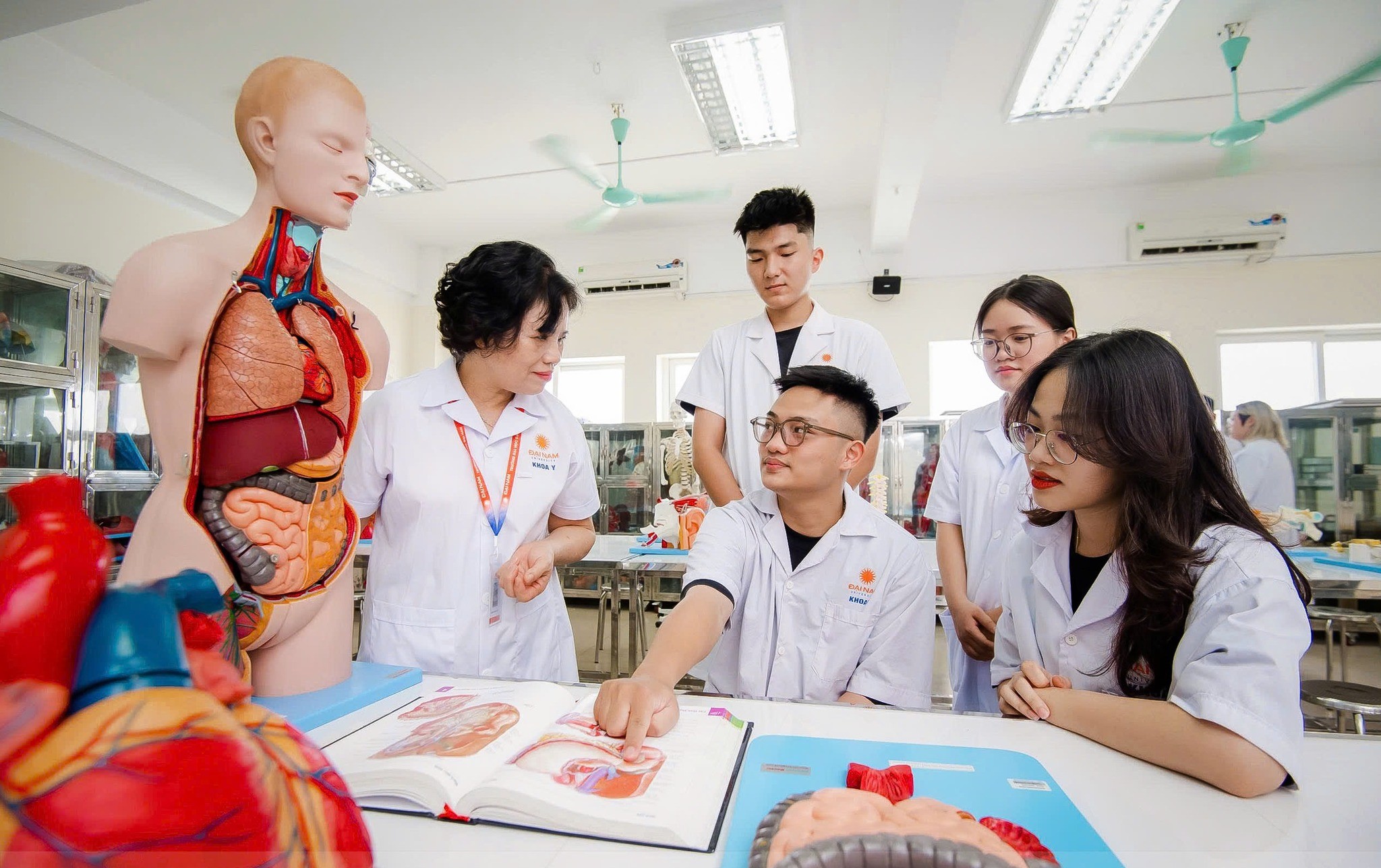 Dự kiến bốn hình thức kỷ luật sinh viên vi phạm, cao nhất buộc thôi học 1 kỷ luật sinh viên - Ảnh 1.